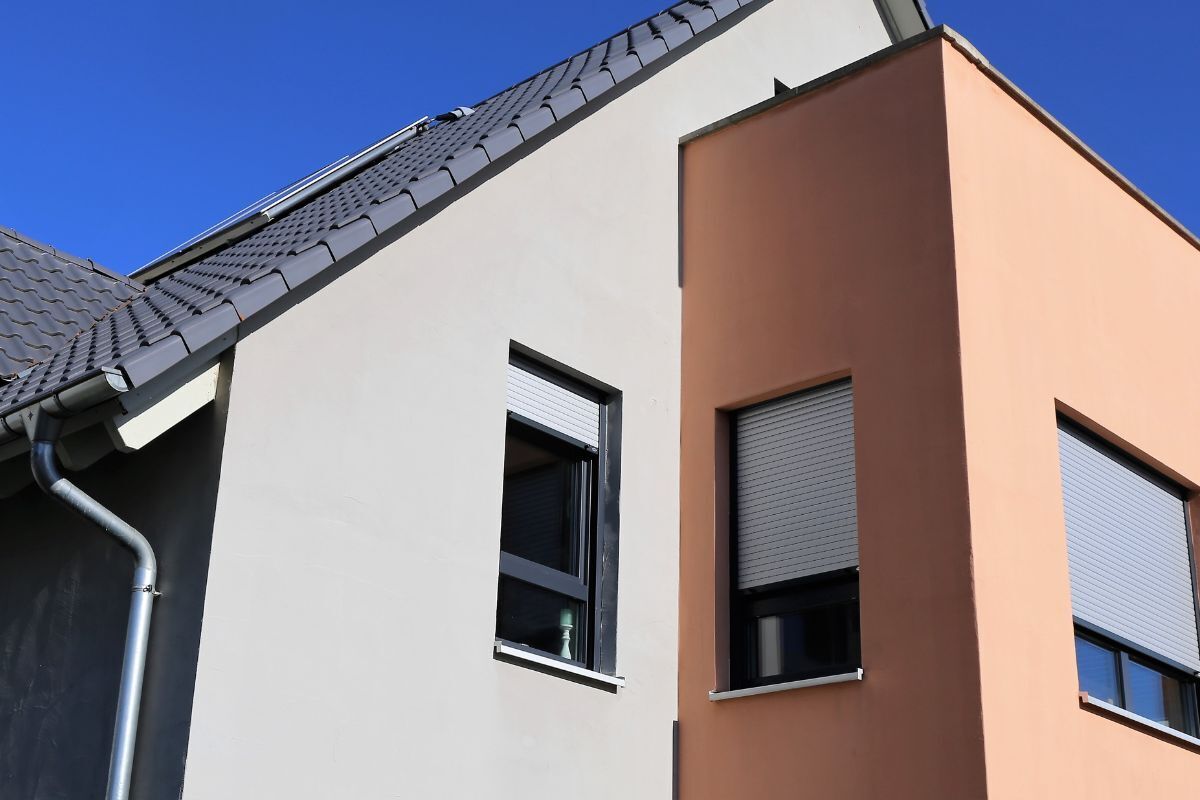 buitenkant woning schilderwerk met ladders