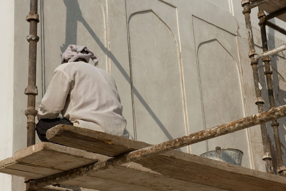 Restaureren van een muur door middel van schilderwerk